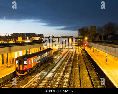 Ein Zug der East Midlands will Lincoln Bahnhof in Richtung der Hauptstraße abgehen, wo eine neue Brücke gebaut wird Stockfoto