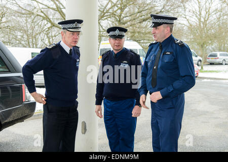 Der Kommissar der Metropolitan Police, Sir Bernard Hogan-Howe, besucht die Metropolitan Police Service Hundeschule. Stockfoto