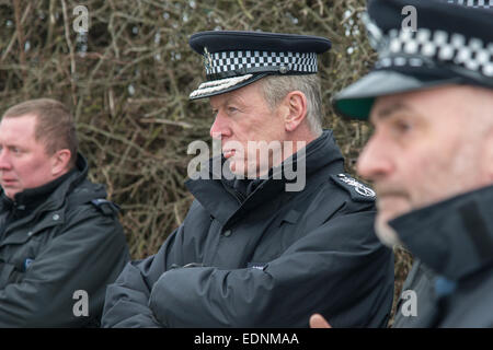 Der Kommissar der Metropolitan Police, Sir Bernard Hogan-Howe, besucht die Metropolitan Police Service Hundeschule. Stockfoto