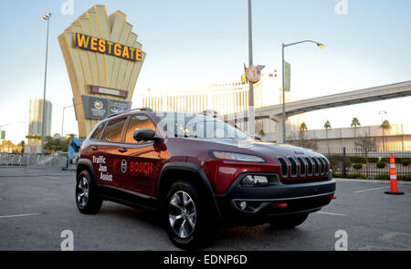 Las Vegas, Nevada, USA. 7. Januar 2015. Ein selbst fahren Jeep Cherokee ausgestattet mit Bosch-Technologie in einem geparkten auf der CES (Consumer Electronics Show) in Las Vegas, Nevada, USA, 7. Januar 2015. Die Messe findet vom 06 bis 9. Januar 2015 statt. Foto: BRITTA PEDERSEN/Dpa/Alamy Live News Stockfoto