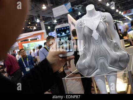 Las Vegas, Nevada, USA. 7. Januar 2015. Ein Mann fotografiert einen Artikel von Kleidung mit einem 3D-Drucker von "Autodesk" auf der CES (Consumer Electronics Show) in Las Vegas, Nevada, USA, 7. Januar 2015. Die Messe findet vom 06 bis 9. Januar 2015 statt. Foto: BRITTA PEDERSEN/Dpa/Alamy Live News Stockfoto