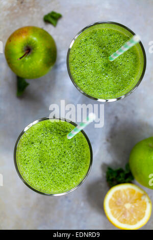 Grüne Smoothies mit Kohl und Äpfel Stockfoto