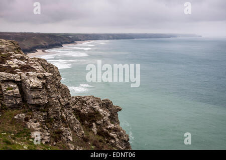 Dramatische zerklüftete Küste in der Nähe von St. Agnes in Cornwall an einem regnerischen Frühlingstag. Blick entlang der Küste in Richtung Porthtowan. Stockfoto
