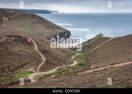 Küstenwege in Porth Kapelle in der Nähe von St. Agnes in Cornwall, England. Blick aus Meer an einem regnerischen Tag. Stockfoto