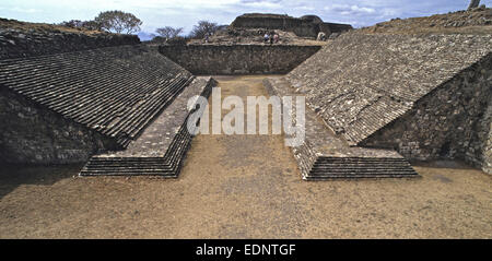 Schätze, die bei Ausgrabungen der großen präkolumbianischen Ausgrabungsstätte am Monte Alban in Oaxaca, Mexiko, gefunden. Die Website enthält zwei gut erhaltene Ballspielplätze. Stockfoto