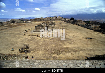 Schätze, die bei Ausgrabungen der großen präkolumbianischen Ausgrabungsstätte am Monte Alban in Oaxaca, Mexiko, gefunden. Im Zentrum befindet sich das Gebäude als The Observatory Stockfoto