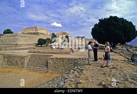 Schätze, die bei Ausgrabungen der großen präkolumbianischen Ausgrabungsstätte am Monte Alban in Oaxaca, Mexiko, gefunden. Die Website enthält viele gut erhaltene Gebäude dieser ein DIS zum Jahresende ein Ballspielplatz. Stockfoto