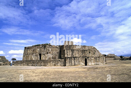 Schätze, die bei Ausgrabungen der großen präkolumbianischen Ausgrabungsstätte am Monte Alban in Oaxaca, Mexiko, gefunden. Die Website enthält viele gut erhaltene Gebäude beschrieb diese als The Observatory. Stockfoto