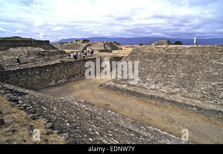 Schätze, die bei Ausgrabungen der großen präkolumbianischen Ausgrabungsstätte am Monte Alban in Oaxaca, Mexiko gefunden. Die Website enthält zwei gut erhaltene Ballspielplätze.  Copyright Presse PORTRAIT SERVICE-01798-342716 weiß grün, Petworth, Sussex. GU28 9BD (MwSt-Nr. 415 2201 08) Stockfoto