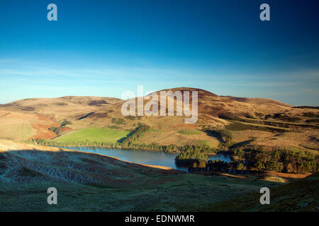 Glencorse Reservoir und Burgberg von Turnhouse Hill, die Pentland Hills Regional Park, Lothian Stockfoto