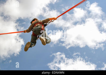 Junge bis in die Luft-Bungee-jumping Stockfoto