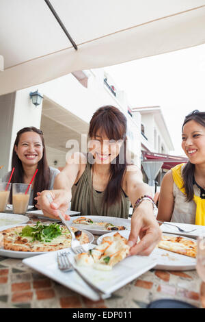 Drei Frauen, die eine Mahlzeit genießen. Stockfoto