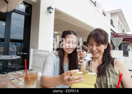 Mutter und Tochter auf eine shopping-Tour. Stockfoto