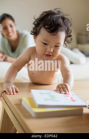 Mutter und Baby junge drinnen. Stockfoto