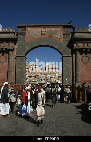 Massen Fuß durch die Bab al-Jemen, am Eingang zur alten Stadt von Sanaa, Jemen Stockfoto