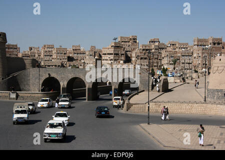 Verkehrsströme durch das Sanaa mit der Altstadt im Hintergrund, im Jemen Stockfoto