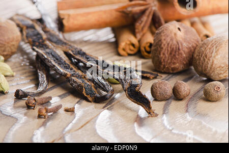 Gewürze mit Vanilleschoten auf einem hölzernen Hintergrund. Selektiven Fokus Stockfoto