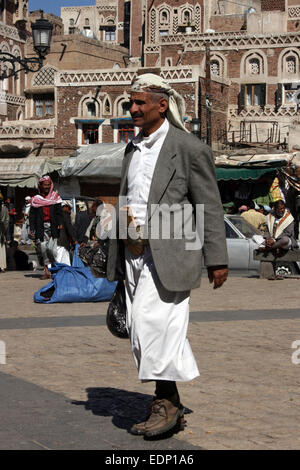 Eine jemenitische Mann mit der Scheide für die traditionellen Jambiya Dolch um seine Taille, in Sanaa, Jemen Stockfoto