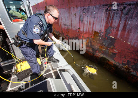 U.S. Customs and Border Protection Officer prüft ein Schiff unter Wasser im Hafen von Philadelphia mit einem Roboter-u-Boot mit Kamera im Jahr 2012. Siehe Beschreibung für mehr Informationen. Stockfoto