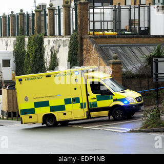 Krankenwagen aufgereiht außerhalb der Unfall- und Notfall-Abteilung von Brighton Royal Sussex County Hospital UK RSCH Stockfoto