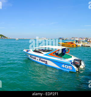 PATTAYA, THAILAND - Dezember 29: Motorboot Boot Park für Besucher zum Hafen mit Küste von Pattaya City am 29. Dezember, Stockfoto