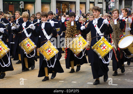 Die Blaskapelle aus Christ es Hospital School, die in der Stadt, Umzug in die Lord Mayor Show gegründet wurde. Stockfoto