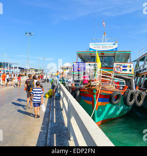 PATTAYA, THAILAND - Dezember 29: Traveler gehen zum Pier mit Küste von Pattaya City am 29. Dezember 2014 in die Lambaleehai har Stockfoto