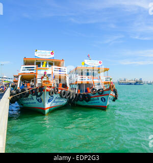 PATTAYA, THAILAND - Dezember 29: Passagierschiff im Boot Park für Besucher zum Hafen mit Küste von Pattaya City am Dezember Stockfoto