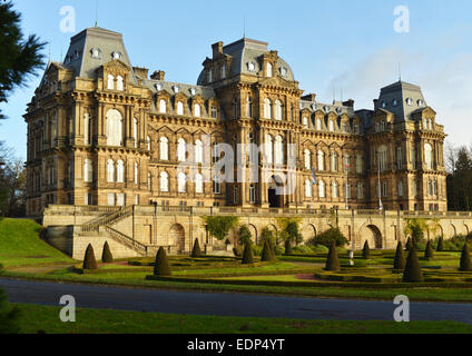 Barnard Castle, County Durham, Großbritannien. 8. Januar 2015. UK-Wetter. Bowes Museum in Barnard Castle erstrahlt im Sonnenschein an einem Tag des gemischten Wetters in der Grafschaft Durham. Starke Winde dürften heute Abend in County Durham und in vielen Bereichen im Norden von England. Bildnachweis: Robert Smith/Alamy Live-Nachrichten Stockfoto