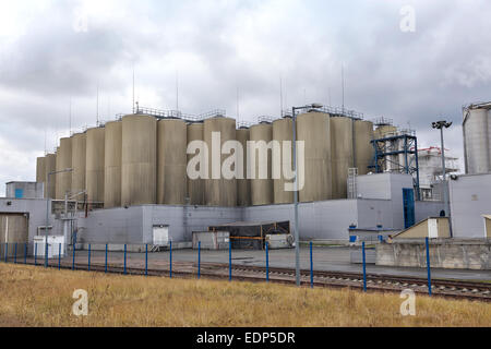 Moderne Brauerei Hof gegen bewölktem Himmel Stockfoto