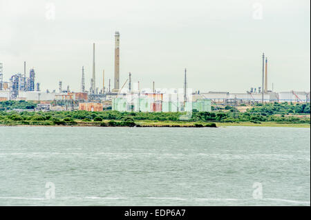 Fawley Ölraffinerie von Southampton Wasser gesehen Stockfoto