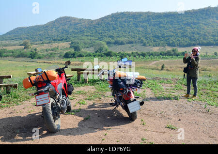 Thai Frau Foto Sportmotorrad und Chopper Motorrad auf Sicht in der Wintersaison an Ban Kha. Stockfoto