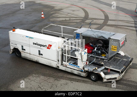 Flugzeuglader / Containergepäck LKW-Trägerfahrzeug / Flughafen-Bodenausrüstung / Mitführen und Laden von Passagiergepäck. Stockfoto