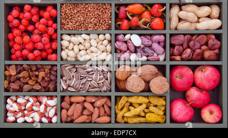 verschiedene vegetarische gesunde Früchte, Samen und getrocknete Lebensmittelzutat in Holzkiste Stockfoto