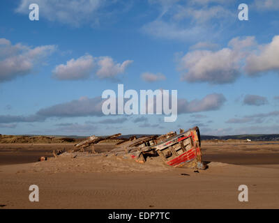 Alten Holzboot verfallenden im Sand am Rande des Flusses Taw am Rande der Braunton Burrows, Devon, UK Stockfoto