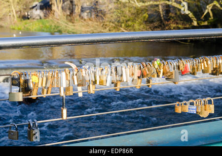 Liebesschlösser auf einer Brücke in den Peak District Marktstadt Bakewell Stockfoto