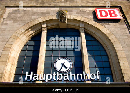 Mönchengladbach, Nord Rhein Westfalen, Deutschland. Hauptbahnhof (Hauptbahnhof) Fassade Stockfoto