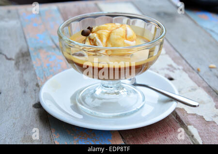 Affogato ist Kaffee Cappuccino mit Vanille Eis Stockfoto
