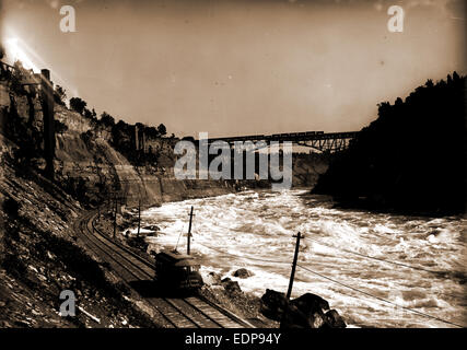 Niagara Schlucht mit Michigan Freischwinger Mittelsteg und Whirlpool Rapids Bridge, New York, Flüsse, Eisenbahnbrücken Stockfoto