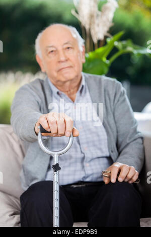 Porträt der ältere Mann mit Metall Cane Stockfoto