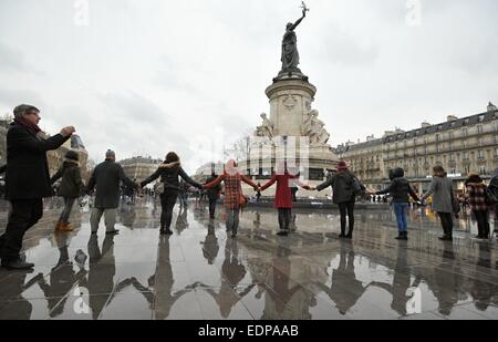 Paris, Frankreich. 8. Januar 2015. Menschen versammeln sich am Place De La République zum Gedenken an die Opfer der Schießerei am französischen satirischen Wochenzeitung Charlie Hebo in Paris, Frankreich, 8. Januar 2015. Bildnachweis: Jakub Dospiva/CTK Foto/Alamy Live-Nachrichten Stockfoto