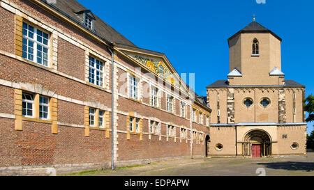 Mönchengladbach, Nord Rhein Westfalen, Deutschland. Munster (Benediktiner-Abtei; 13thC) und die rückwärtige Fassade des Rathauses (Rathaus Stockfoto