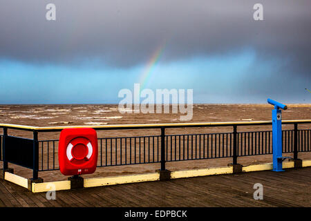 Southport, Merseyside, England.  8. Januar 2015. UK-Wetter: Böig Duschen und zunehmende Winde über Southport Pier als der Nordwestküste Zahnspange selbst für erwarteten Stürme in den nächsten 24 Stunden. Bildnachweis: Mar Photographics/Alamy Live-Nachrichten Stockfoto