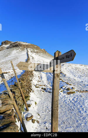 Wegweiser unter einem verschneiten Pen-y-Gent auf der Pennine Way, Yorkshire Dales National Park, North Yorkshire, England, UK. Stockfoto