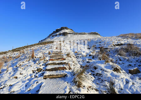 Stein Treppe zu einer verschneiten Pen-y-Gent auf der Pennine Way, Yorkshire Dales National Park, North Yorkshire, England, UK. Stockfoto