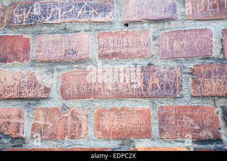 Namen auf Mauer im Konzentrationslager Auschwitz, Auschwitz zerkratzt, Polen Stockfoto