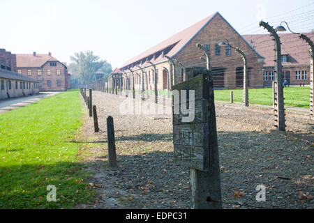 Halt stop-Schild und Zaun vor der Blöcke im KZ Auschwitz, Auschwitz, Polen Stockfoto