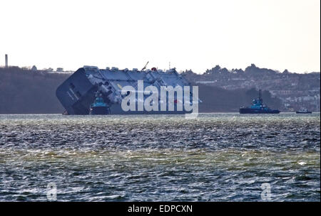 Solent, UK. 12:59 am 8. Januar 2015 - Hoegh Osaka Autotransporter von Cowes, gezogenen 2 Meilen von Bramble Bank in den Solent, wo sie am 3. Januar 2015, strandete, gewesen hat nun begonnen, um Schlepper, Störung der Schifffahrtsweg zu verhindern gedreht werden.  Der Schlepper auf der rechten Seite ist ein Seil verwenden, um das Schiff zu drehen, während die anderen Schlepper scheinen es stieß sein. Bildnachweis: Krys Bailey/Alamy Live-Nachrichten Stockfoto