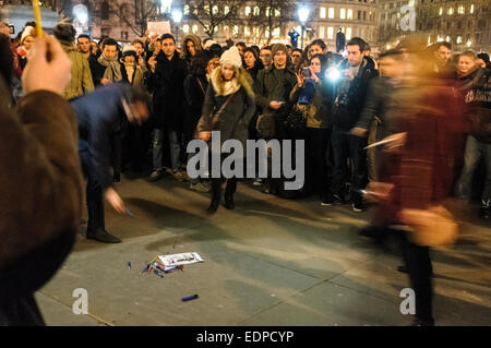 London, UK. 7. Januar 2015.  Menschen versammelten sich am Trafalgar Square um ihre Unterstützung für die Opfer des Terroranschlags gegen die französische Zeitschrift Charlie Hebdo zeigen. Sie beginnen, Stifte und Papiere auf den Boden legen.  Vierzehn Menschen wurden getötet, darunter zwei Polizisten, wenn zwei bis vier maskierte bewaffnete das Feuer am Hauptsitz von Charlie Hebdo in Paris, Frankreich-Credit eröffnete: onebluelight.com/Alamy Live News Stockfoto