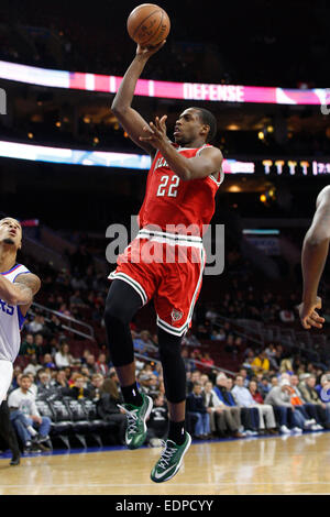 7. Januar 2015: Milwaukee Bucks vorwärts Khris Middleton (22) schießt den Ball während des NBA-Spiels zwischen den Milwaukee Bucks und die Philadelphia 76ers im Wells Fargo Center in Philadelphia, Pennsylvania. Die Milwaukee Bucks gewann 97-77. Stockfoto